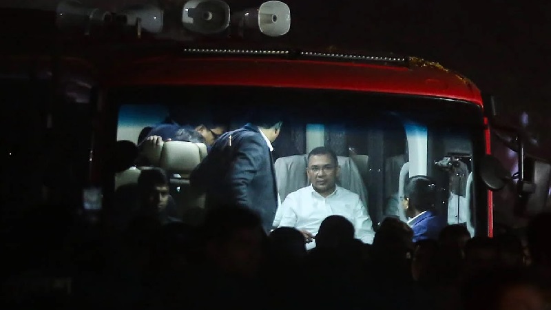 মা খালেদা জিয়াকে দেখতে হাসপাতালে গেলেন তারেক রহমান